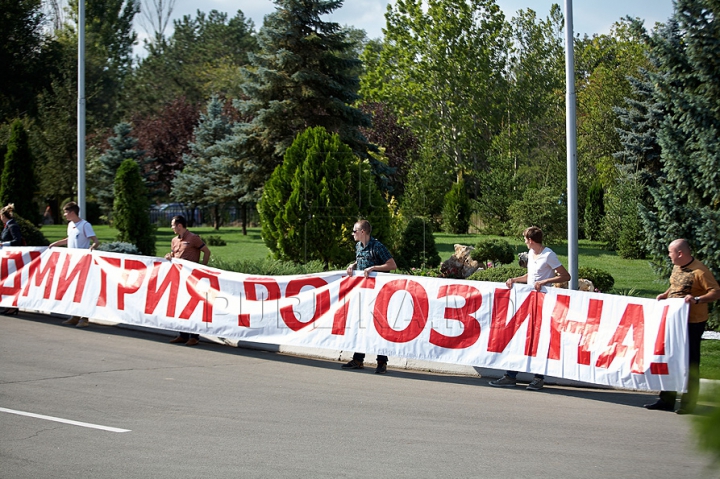 Rogozin, întâmpinat cu o SURPRIZĂ pe aeroportul din Chişinău (FOTO)