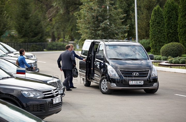 Rogozin, întâmpinat cu o SURPRIZĂ pe aeroportul din Chişinău (FOTO) 