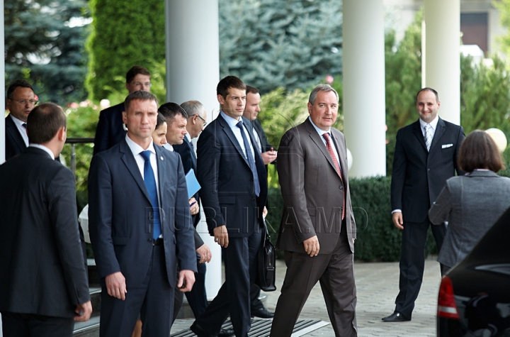 Rogozin, întâmpinat cu o SURPRIZĂ pe aeroportul din Chişinău (FOTO) 