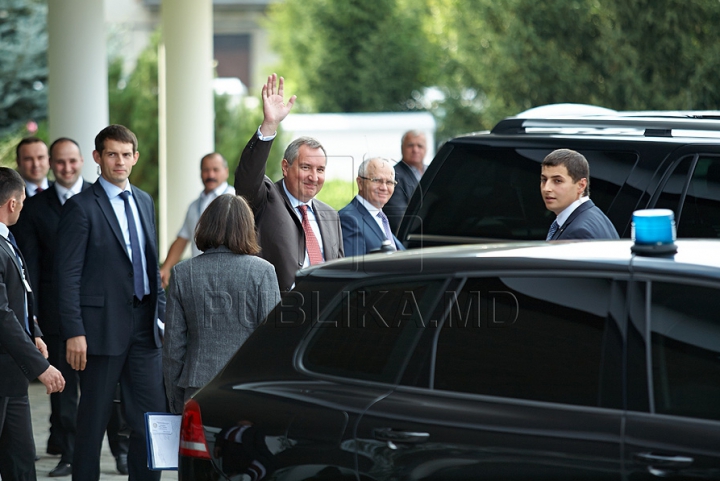 Rogozin, întâmpinat cu o SURPRIZĂ pe aeroportul din Chişinău (FOTO) 