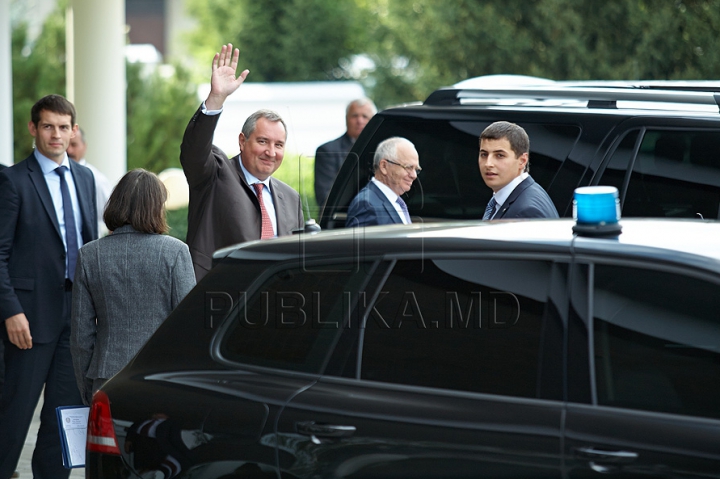 Rogozin, întâmpinat cu o SURPRIZĂ pe aeroportul din Chişinău (FOTO) 