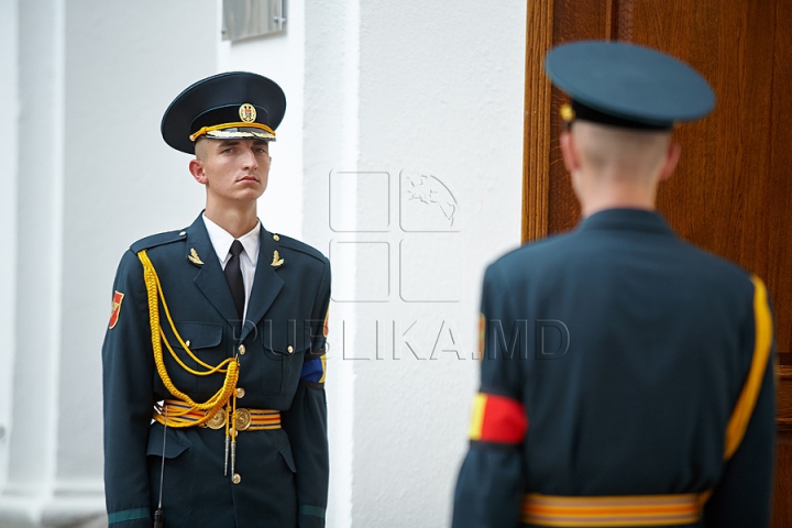 Imagini CUTREMURĂTOARE. Zinaida Chistruga, petrecută pe ultimul drum cu flori şi lacrimi (GALERIE FOTO)