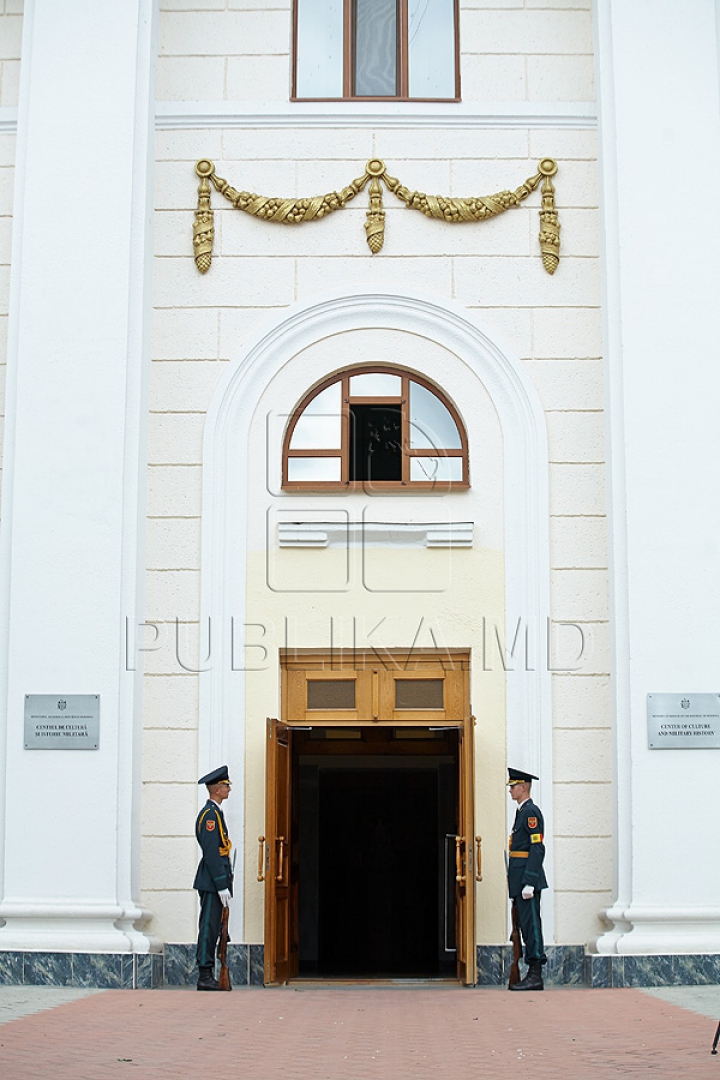 Imagini CUTREMURĂTOARE. Zinaida Chistruga, petrecută pe ultimul drum cu flori şi lacrimi (GALERIE FOTO)