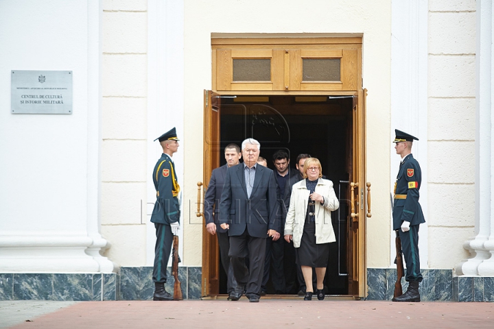 Imagini CUTREMURĂTOARE. Zinaida Chistruga, petrecută pe ultimul drum cu flori şi lacrimi (GALERIE FOTO)