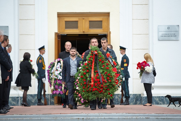 Imagini CUTREMURĂTOARE. Zinaida Chistruga, petrecută pe ultimul drum cu flori şi lacrimi (GALERIE FOTO)