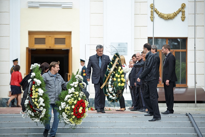 Imagini CUTREMURĂTOARE. Zinaida Chistruga, petrecută pe ultimul drum cu flori şi lacrimi (GALERIE FOTO)