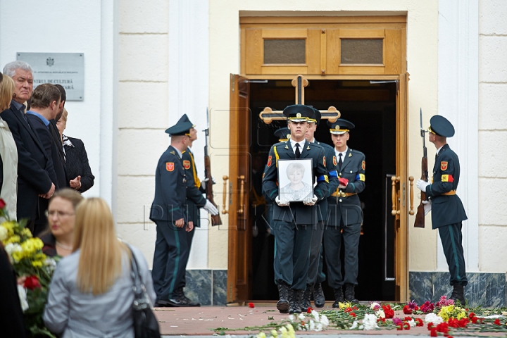 Imagini CUTREMURĂTOARE. Zinaida Chistruga, petrecută pe ultimul drum cu flori şi lacrimi (GALERIE FOTO)