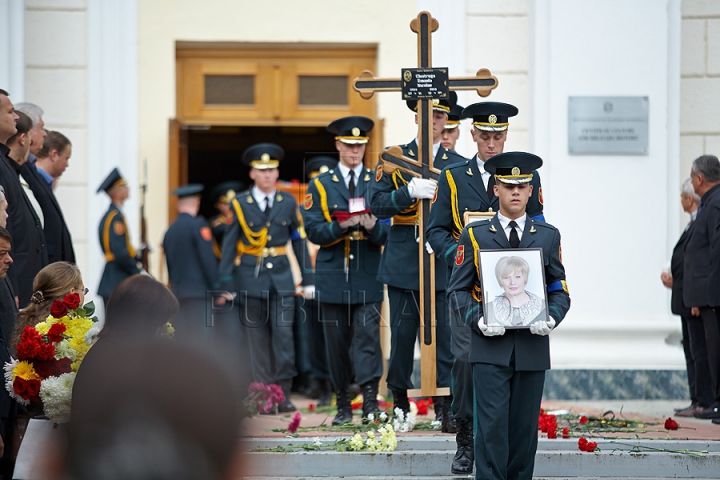 Imagini CUTREMURĂTOARE. Zinaida Chistruga, petrecută pe ultimul drum cu flori şi lacrimi (GALERIE FOTO)