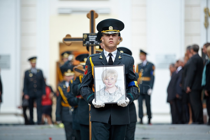 Imagini CUTREMURĂTOARE. Zinaida Chistruga, petrecută pe ultimul drum cu flori şi lacrimi (GALERIE FOTO)