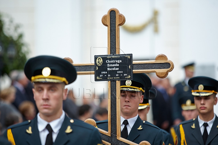 Imagini CUTREMURĂTOARE. Zinaida Chistruga, petrecută pe ultimul drum cu flori şi lacrimi (GALERIE FOTO)