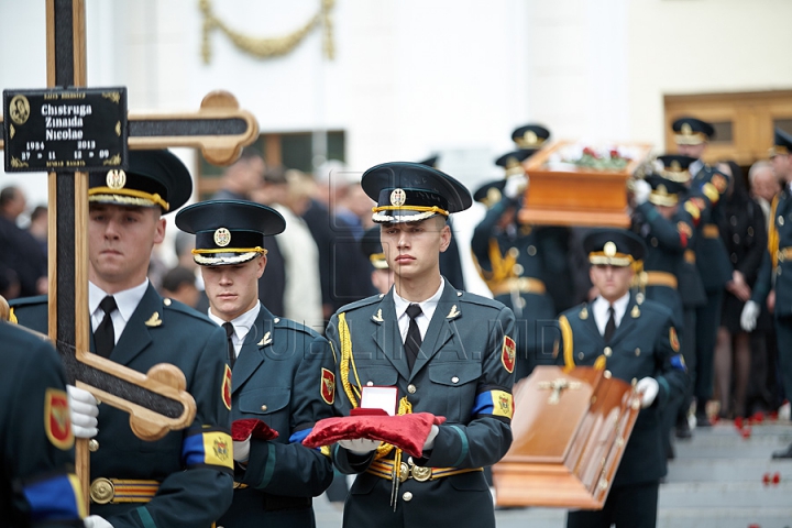 Imagini CUTREMURĂTOARE. Zinaida Chistruga, petrecută pe ultimul drum cu flori şi lacrimi (GALERIE FOTO)