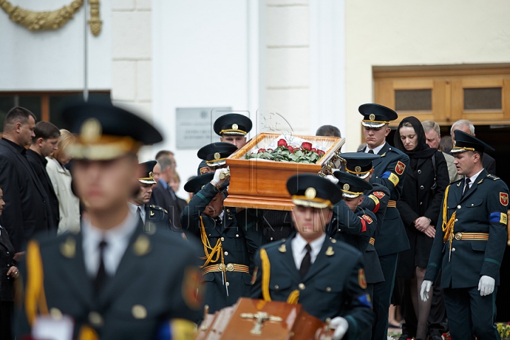 Imagini CUTREMURĂTOARE. Zinaida Chistruga, petrecută pe ultimul drum cu flori şi lacrimi (GALERIE FOTO)