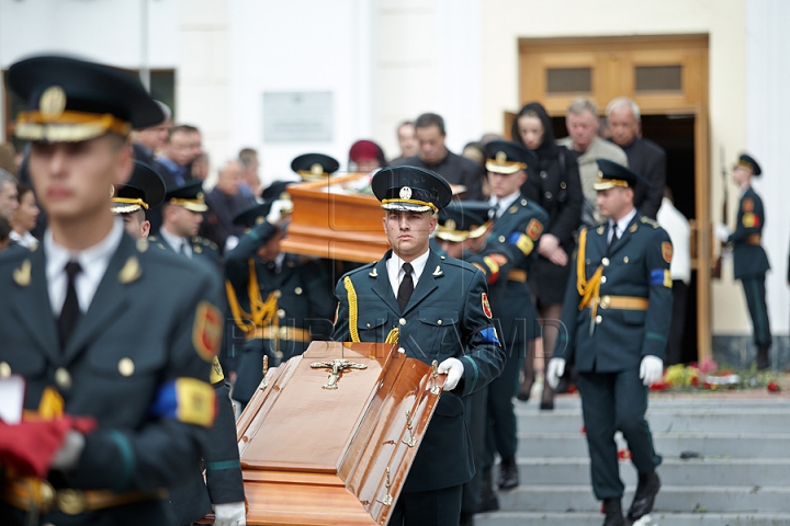 Imagini CUTREMURĂTOARE. Zinaida Chistruga, petrecută pe ultimul drum cu flori şi lacrimi (GALERIE FOTO)