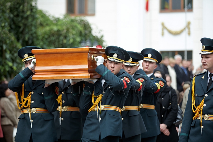 Imagini CUTREMURĂTOARE. Zinaida Chistruga, petrecută pe ultimul drum cu flori şi lacrimi (GALERIE FOTO)