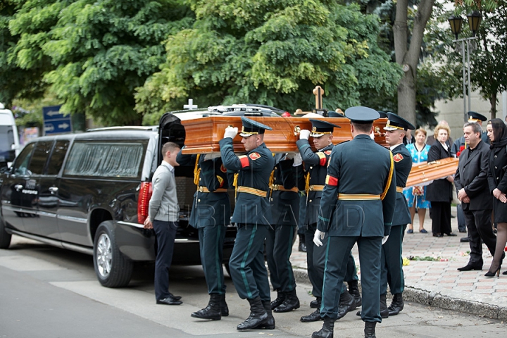 Imagini CUTREMURĂTOARE. Zinaida Chistruga, petrecută pe ultimul drum cu flori şi lacrimi (GALERIE FOTO)