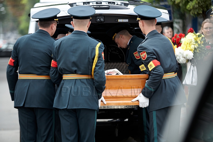 Imagini CUTREMURĂTOARE. Zinaida Chistruga, petrecută pe ultimul drum cu flori şi lacrimi (GALERIE FOTO)