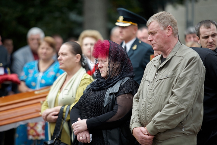 Imagini CUTREMURĂTOARE. Zinaida Chistruga, petrecută pe ultimul drum cu flori şi lacrimi (GALERIE FOTO)