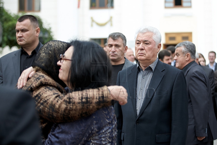 Imagini CUTREMURĂTOARE. Zinaida Chistruga, petrecută pe ultimul drum cu flori şi lacrimi (GALERIE FOTO)