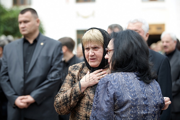 Imagini CUTREMURĂTOARE. Zinaida Chistruga, petrecută pe ultimul drum cu flori şi lacrimi (GALERIE FOTO)