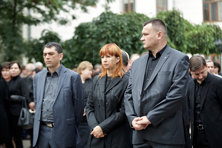 Imagini CUTREMURĂTOARE. Zinaida Chistruga, petrecută pe ultimul drum cu flori şi lacrimi (GALERIE FOTO)