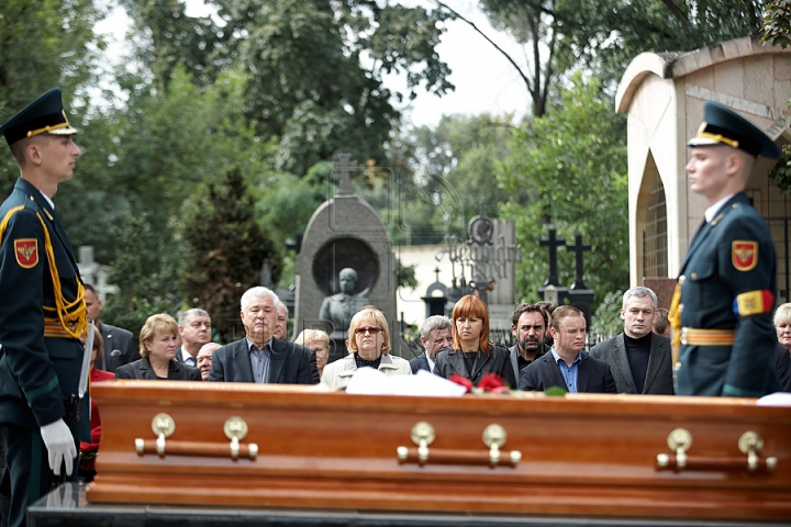 Imagini CUTREMURĂTOARE. Zinaida Chistruga, petrecută pe ultimul drum cu flori şi lacrimi (GALERIE FOTO)