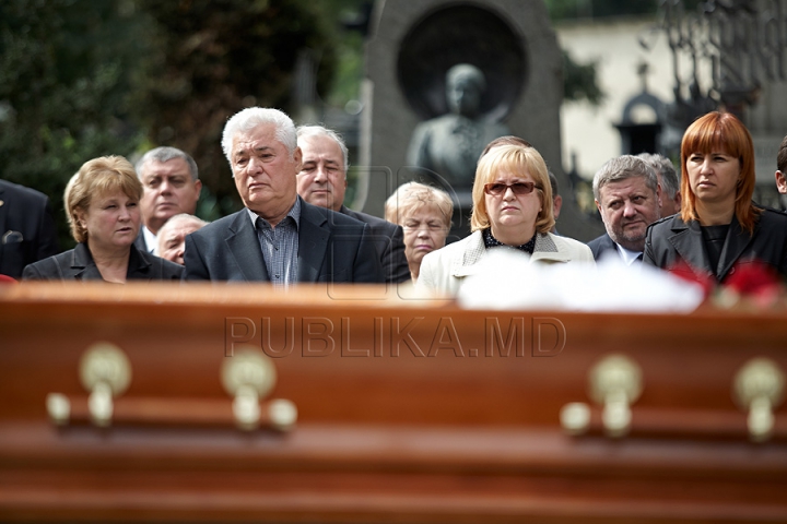 Imagini CUTREMURĂTOARE. Zinaida Chistruga, petrecută pe ultimul drum cu flori şi lacrimi (GALERIE FOTO)