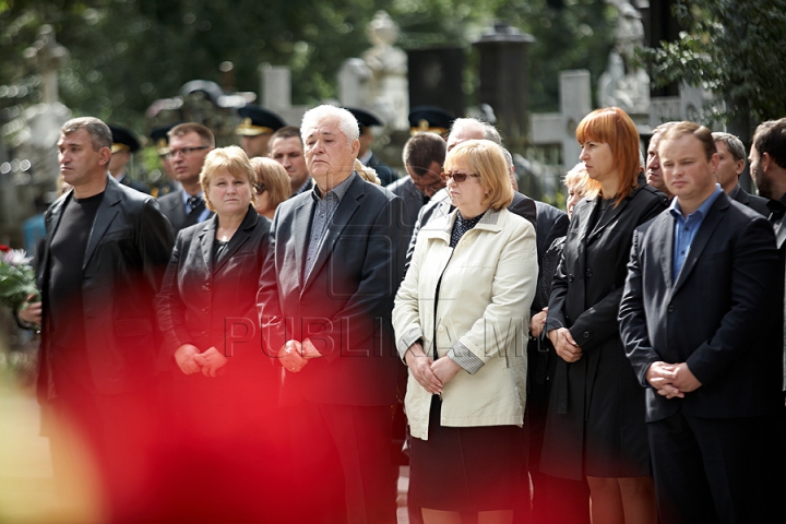 Imagini CUTREMURĂTOARE. Zinaida Chistruga, petrecută pe ultimul drum cu flori şi lacrimi (GALERIE FOTO)