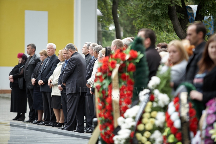 Imagini CUTREMURĂTOARE. Zinaida Chistruga, petrecută pe ultimul drum cu flori şi lacrimi (GALERIE FOTO)