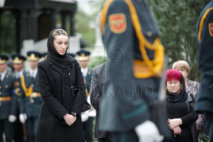 Imagini CUTREMURĂTOARE. Zinaida Chistruga, petrecută pe ultimul drum cu flori şi lacrimi (GALERIE FOTO)