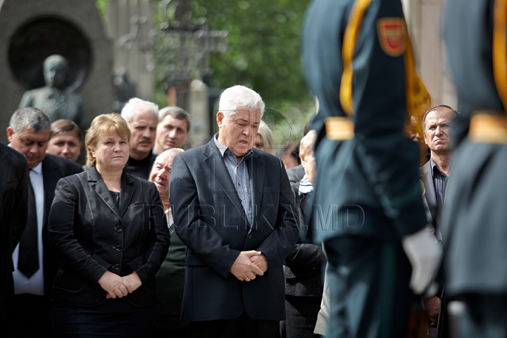 Imagini CUTREMURĂTOARE. Zinaida Chistruga, petrecută pe ultimul drum cu flori şi lacrimi (GALERIE FOTO)