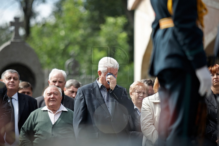 Imagini CUTREMURĂTOARE. Zinaida Chistruga, petrecută pe ultimul drum cu flori şi lacrimi (GALERIE FOTO)