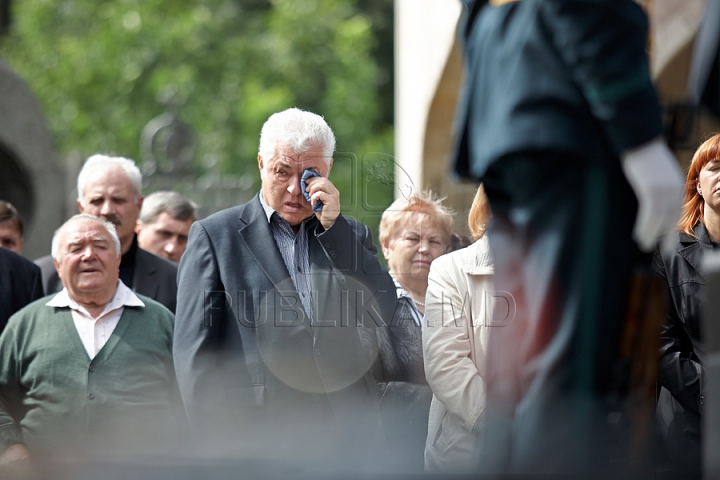 Imagini CUTREMURĂTOARE. Zinaida Chistruga, petrecută pe ultimul drum cu flori şi lacrimi (GALERIE FOTO)