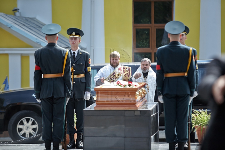 Imagini CUTREMURĂTOARE. Zinaida Chistruga, petrecută pe ultimul drum cu flori şi lacrimi (GALERIE FOTO)