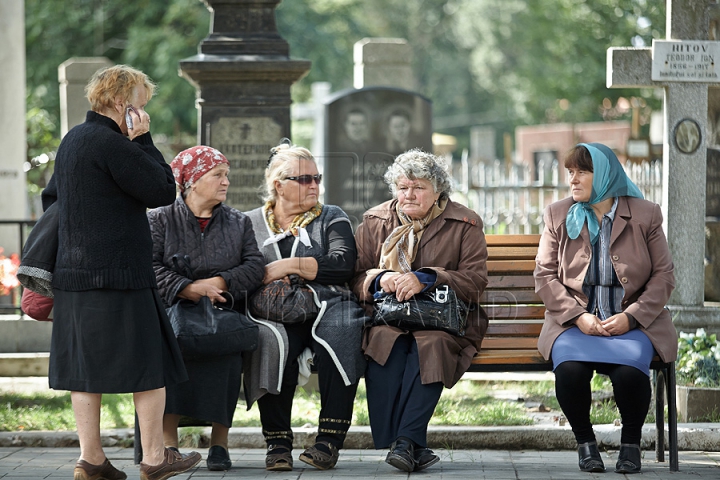 Imagini CUTREMURĂTOARE. Zinaida Chistruga, petrecută pe ultimul drum cu flori şi lacrimi (GALERIE FOTO)