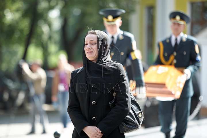 Imagini CUTREMURĂTOARE. Zinaida Chistruga, petrecută pe ultimul drum cu flori şi lacrimi (GALERIE FOTO)