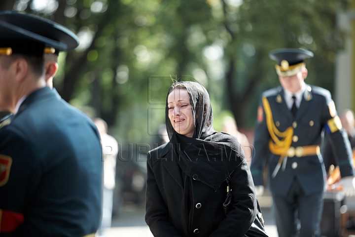 Imagini CUTREMURĂTOARE. Zinaida Chistruga, petrecută pe ultimul drum cu flori şi lacrimi (GALERIE FOTO)