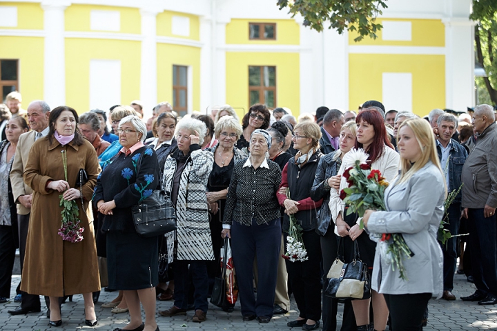 Imagini CUTREMURĂTOARE. Zinaida Chistruga, petrecută pe ultimul drum cu flori şi lacrimi (GALERIE FOTO)