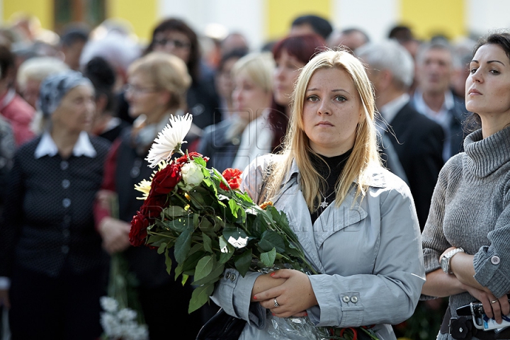 Imagini CUTREMURĂTOARE. Zinaida Chistruga, petrecută pe ultimul drum cu flori şi lacrimi (GALERIE FOTO)