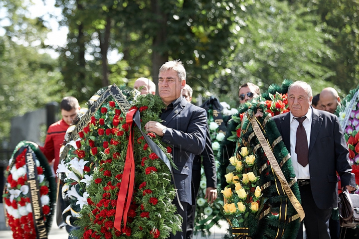 Imagini CUTREMURĂTOARE. Zinaida Chistruga, petrecută pe ultimul drum cu flori şi lacrimi (GALERIE FOTO)