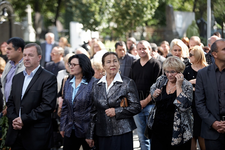 Imagini CUTREMURĂTOARE. Zinaida Chistruga, petrecută pe ultimul drum cu flori şi lacrimi (GALERIE FOTO)