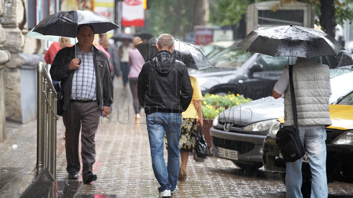 Vreme răcoroasă şi ploi slabe în toată ţara