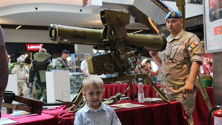 (GALERIE FOTO/VIDEO) Armata Naţională a organizat un show militar inedit la Chişinău