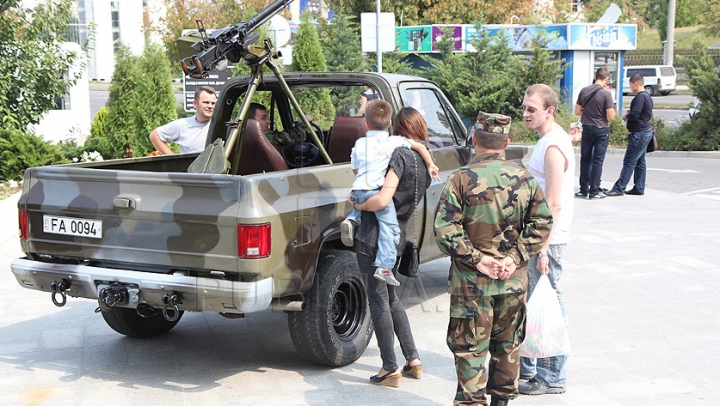 (GALERIE FOTO/VIDEO) Armata Naţională a organizat un show militar inedit la Chişinău