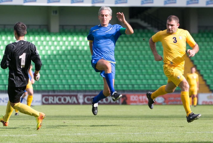 Membrii Guvernului au luat astăzi bătaie de la interpreţii autohtoni, pe terenul de fotbal (VIDEO)