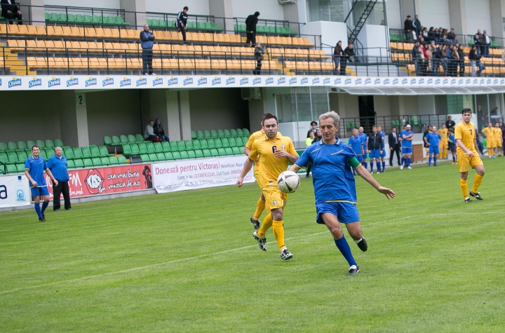 Membrii Guvernului au luat astăzi bătaie de la interpreţii autohtoni, pe terenul de fotbal (VIDEO)