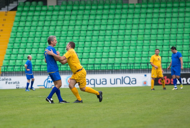 Membrii Guvernului au luat astăzi bătaie de la interpreţii autohtoni, pe terenul de fotbal (VIDEO)