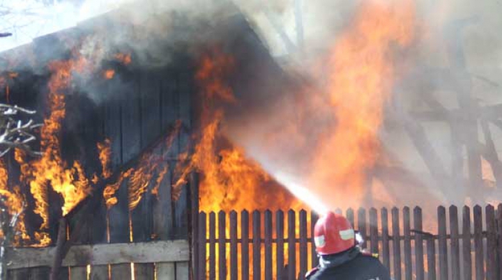 Un bărbat din Ştefan Vodă a murit ars în propria casă