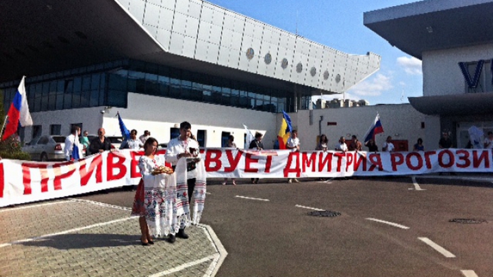 Rogozin, întâmpinat cu o SURPRIZĂ pe aeroportul din Chişinău (FOTO) 