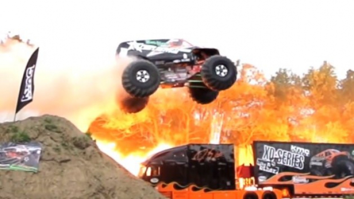 VIDEO UIMITOR! Un pilot de curse a reuşit să stabilească un nou record la cel mai înalt salt cu maşina