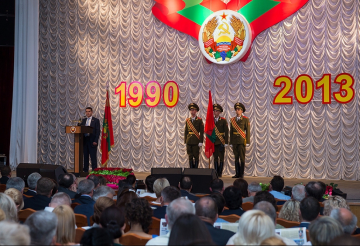 Imagini desprinse parcă din URSS. Şedinţă festivă la Tiraspol, la 23 de ani de la autoproclamarea independenţei GALERIE FOTO 